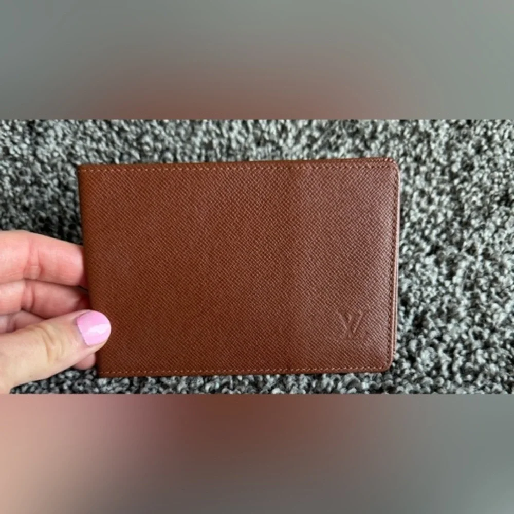 Louis Vuitton Taiga bifold slim card holder